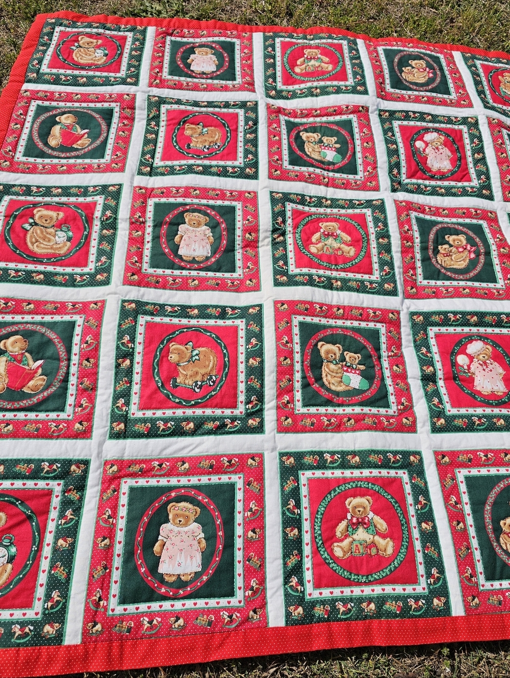 Christmas Teddy Bear Quilt Baby Id Red Green White Handmade Machine Quilted Flaw